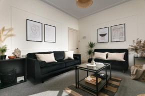 Central Plymouth Home - Free Parking - SLEEPS up to 10 - Pets welcome - By Luxe Living